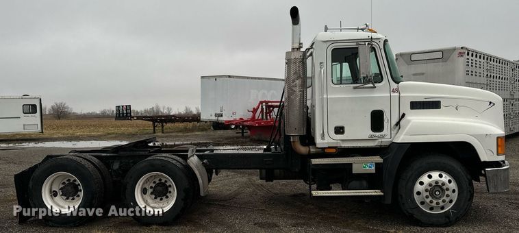 image for item EG6977 1999 Mack CH613 semi truck