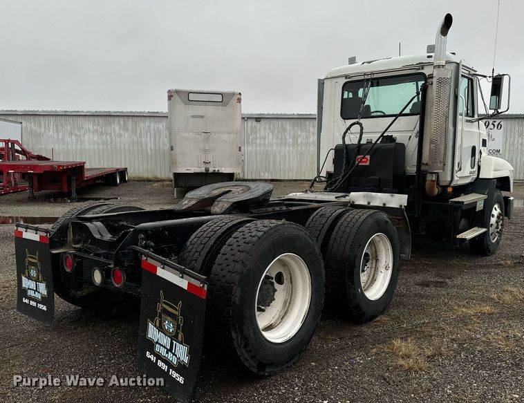image for item EG6977 1999 Mack CH613 semi truck