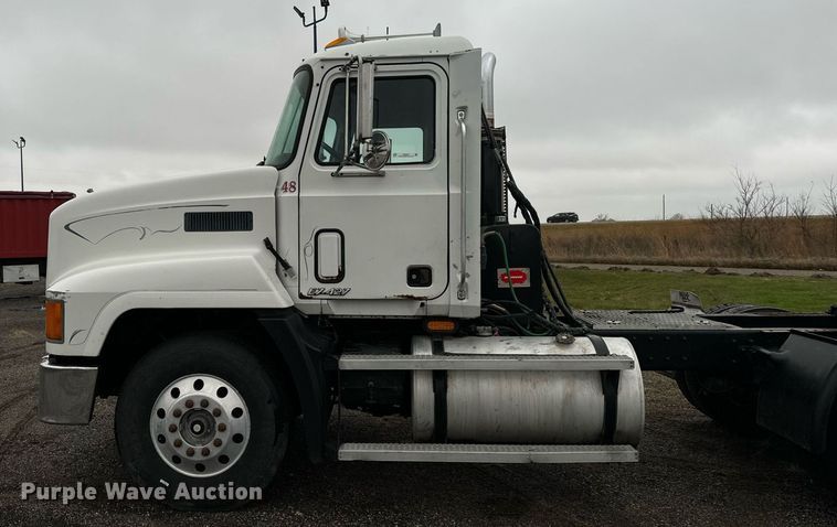 image for item EG6977 1999 Mack CH613 semi truck