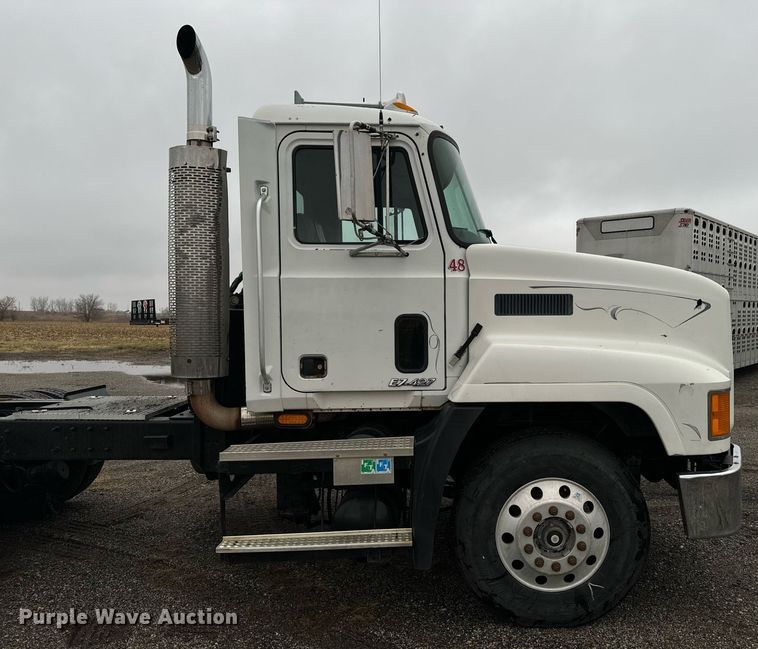 image for item EG6977 1999 Mack CH613 semi truck