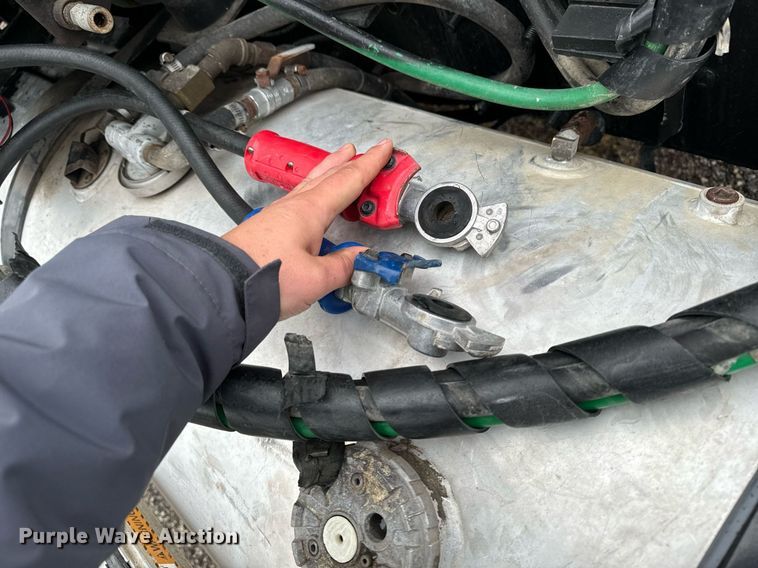 image for item EG6977 1999 Mack CH613 semi truck