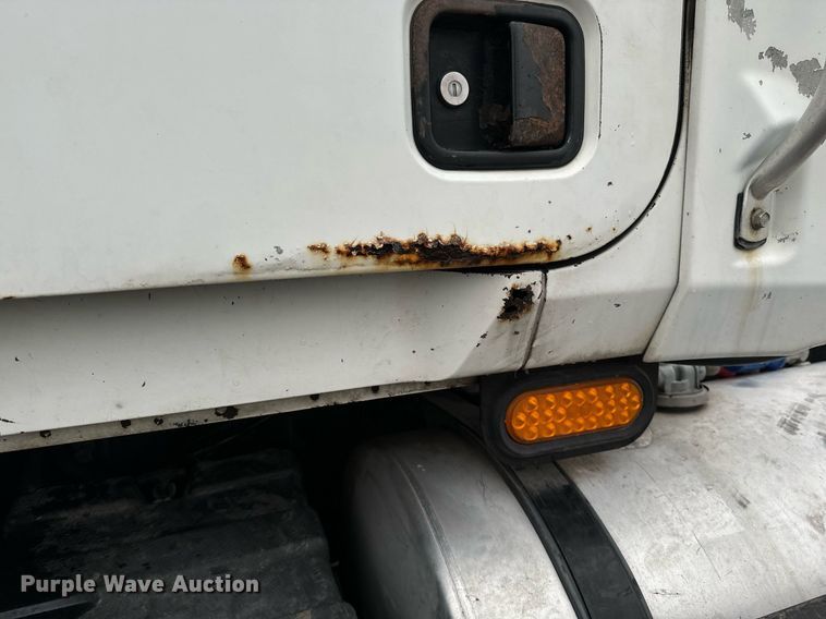 image for item EG6977 1999 Mack CH613 semi truck