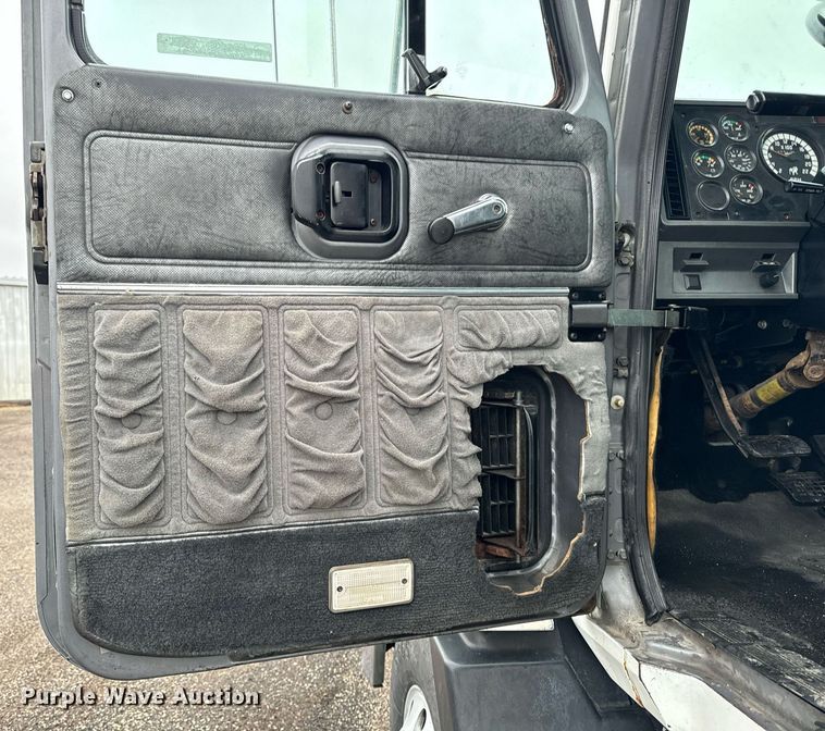 image for item EG6977 1999 Mack CH613 semi truck