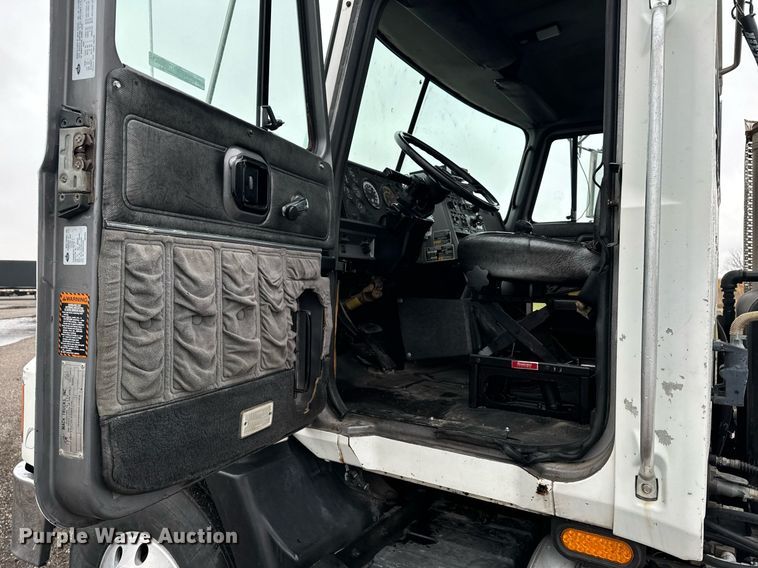 image for item EG6977 1999 Mack CH613 semi truck