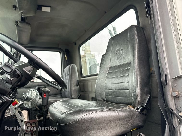 image for item EG6977 1999 Mack CH613 semi truck