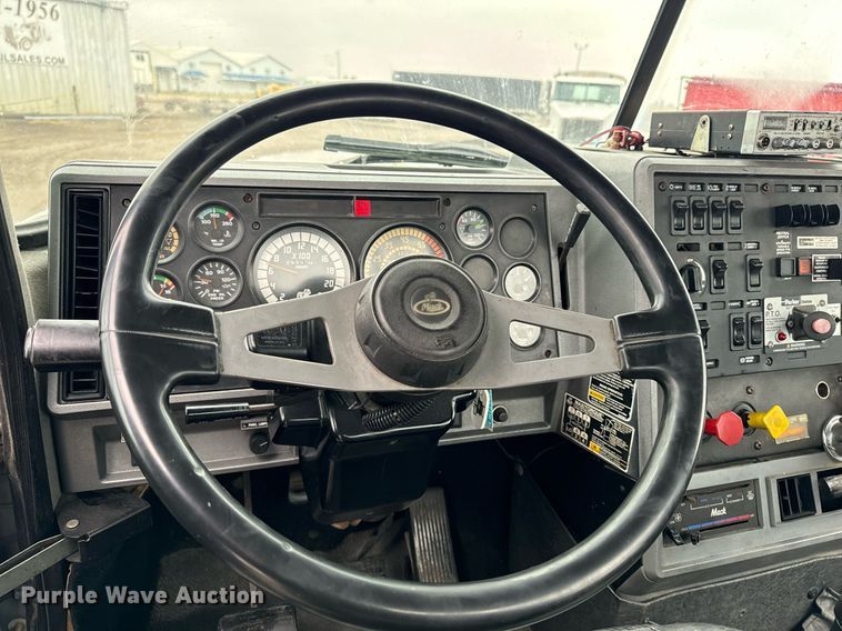 image for item EG6977 1999 Mack CH613 semi truck