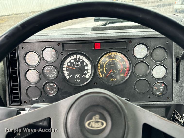 image for item EG6977 1999 Mack CH613 semi truck