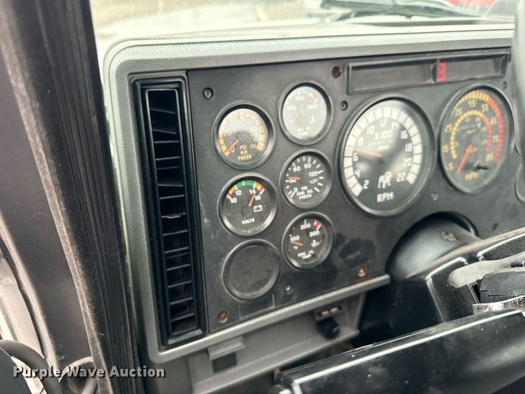 image for item EG6977 1999 Mack CH613 semi truck