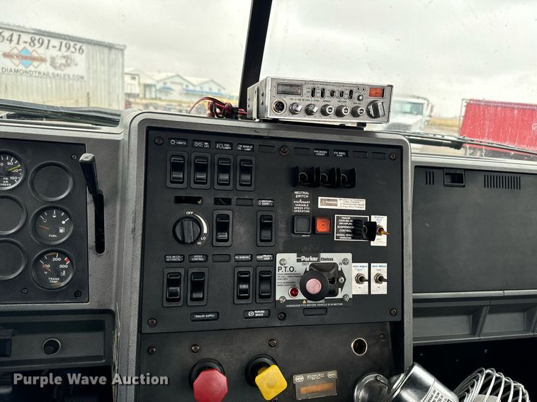 image for item EG6977 1999 Mack CH613 semi truck