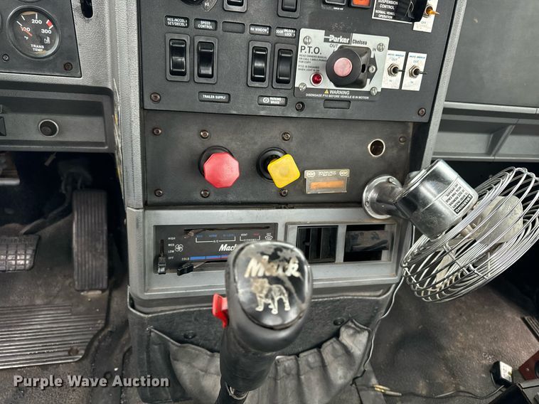 image for item EG6977 1999 Mack CH613 semi truck