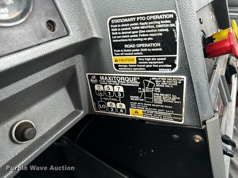 image for item EG6977 1999 Mack CH613 semi truck