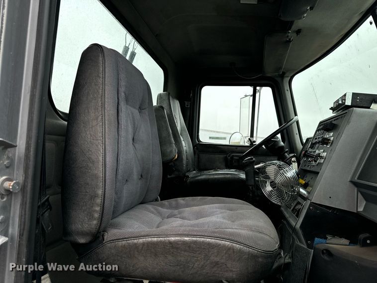 image for item EG6977 1999 Mack CH613 semi truck