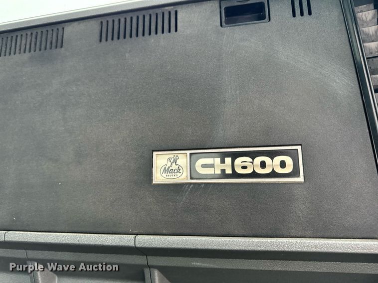 image for item EG6977 1999 Mack CH613 semi truck