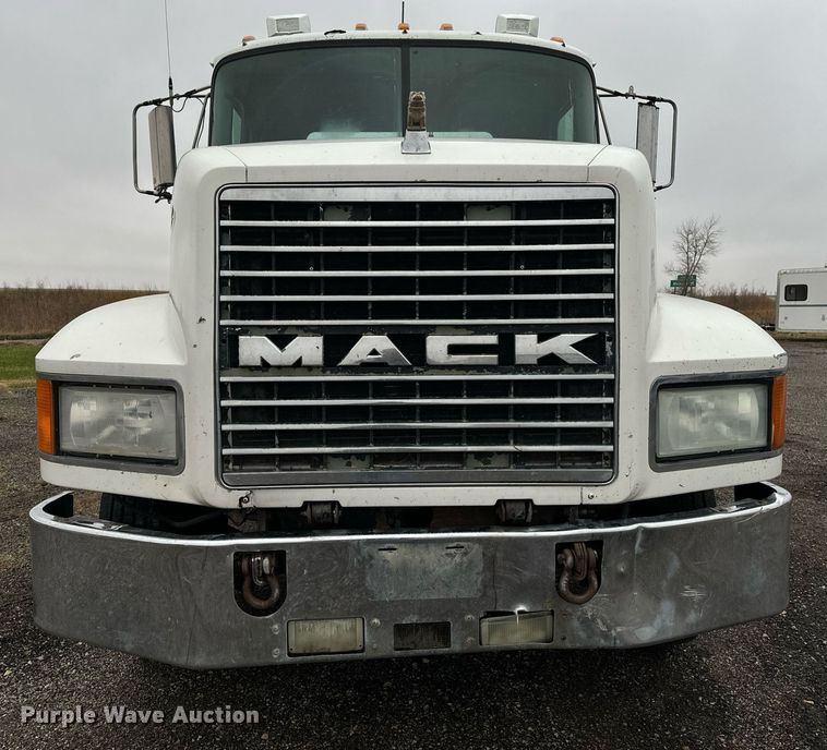 image for item EG6977 1999 Mack CH613 semi truck