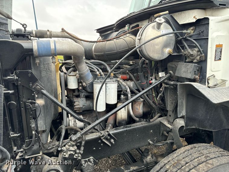 image for item EG6977 1999 Mack CH613 semi truck