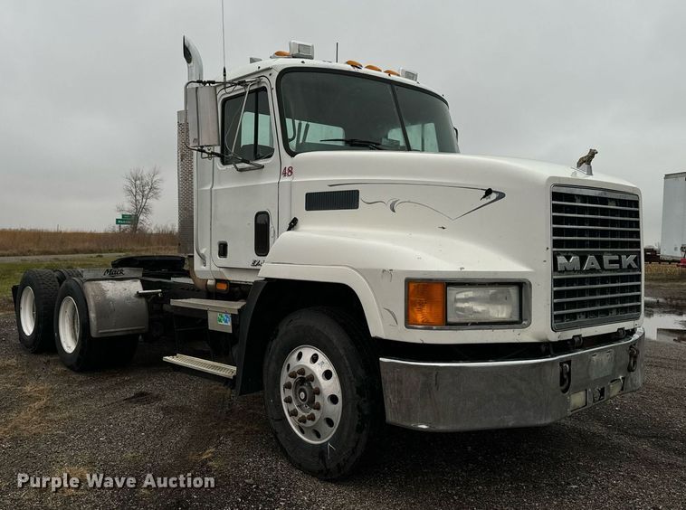 image for item EG6977 1999 Mack CH613 semi truck