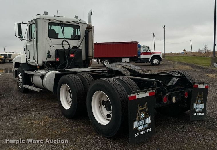 image for item EG6977 1999 Mack CH613 semi truck