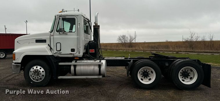 image for item EG6977 1999 Mack CH613 semi truck