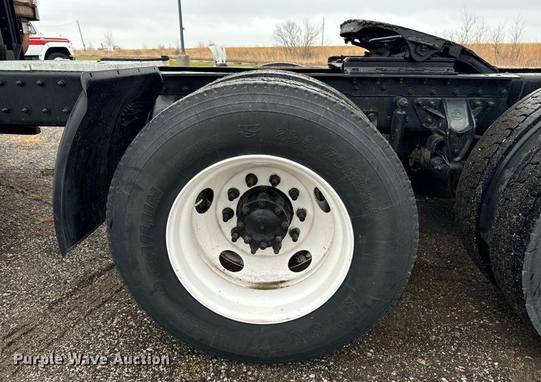 image for item EG6977 1999 Mack CH613 semi truck