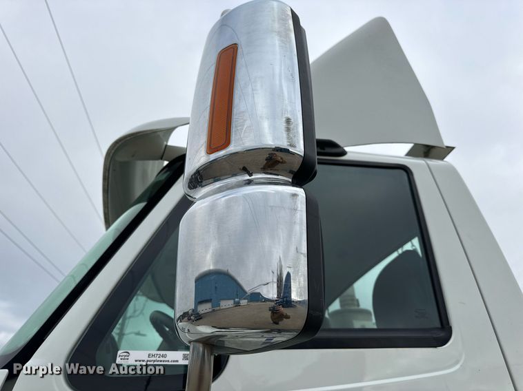 image for item EH7240 2013 International TranStar 8600 semi truck