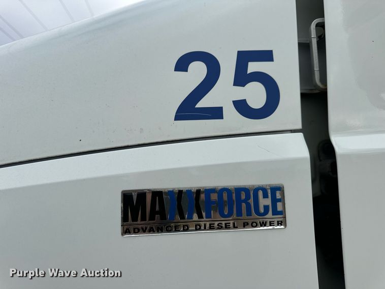 image for item EH7240 2013 International TranStar 8600 semi truck