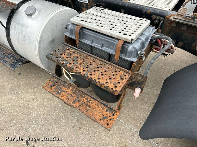 image for item EH7240 2013 International TranStar 8600 semi truck