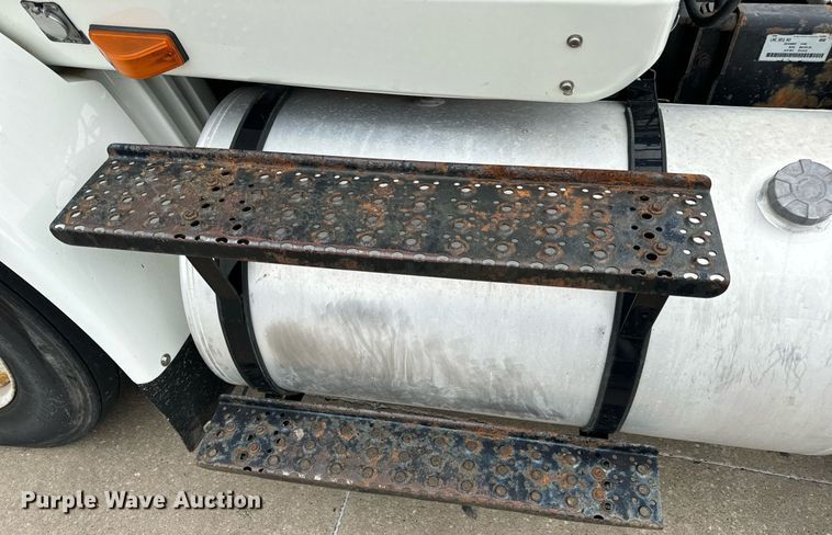 image for item EH7240 2013 International TranStar 8600 semi truck