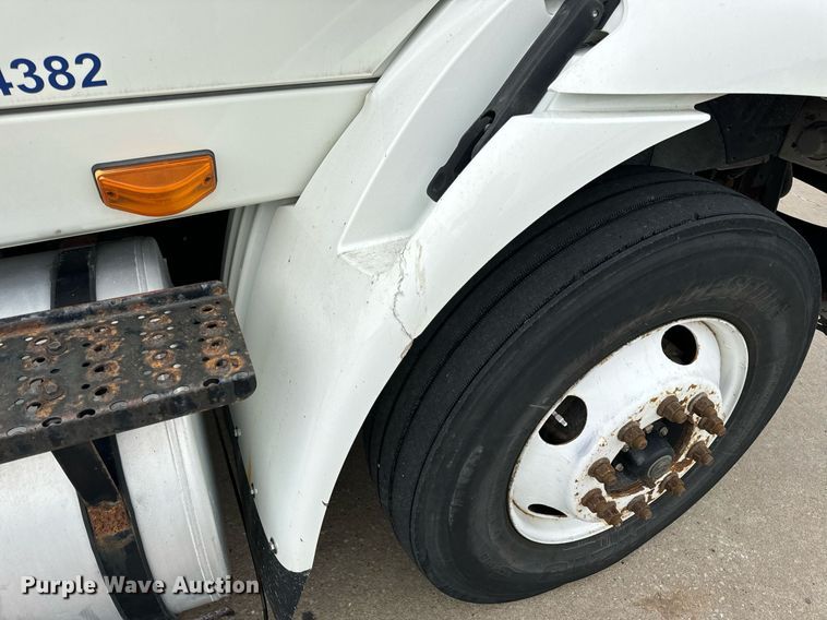 image for item EH7240 2013 International TranStar 8600 semi truck