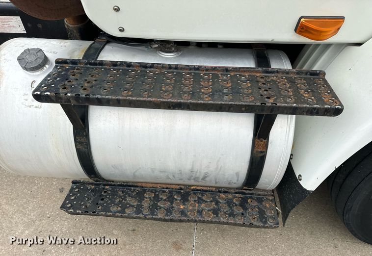 image for item EH7240 2013 International TranStar 8600 semi truck