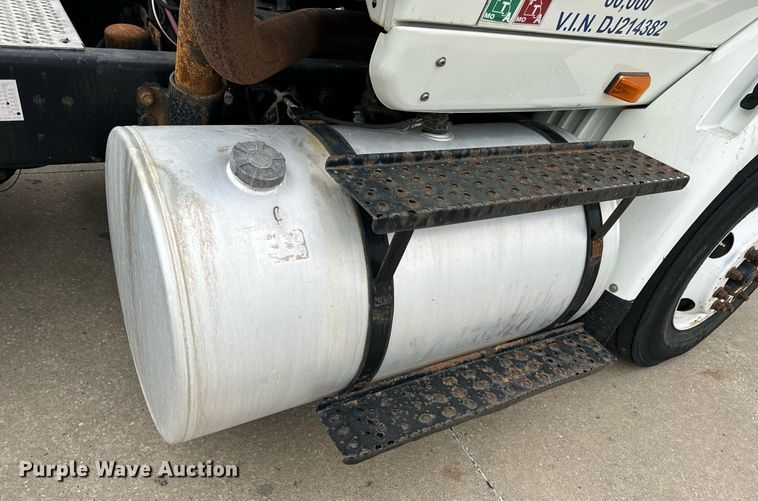 image for item EH7240 2013 International TranStar 8600 semi truck