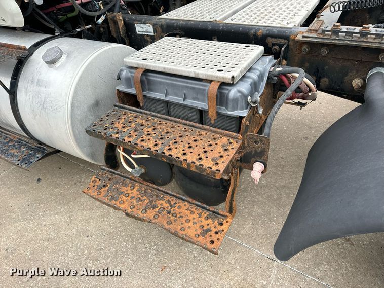 image for item EH7240 2013 International TranStar 8600 semi truck