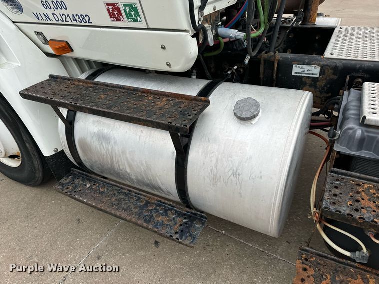 image for item EH7240 2013 International TranStar 8600 semi truck