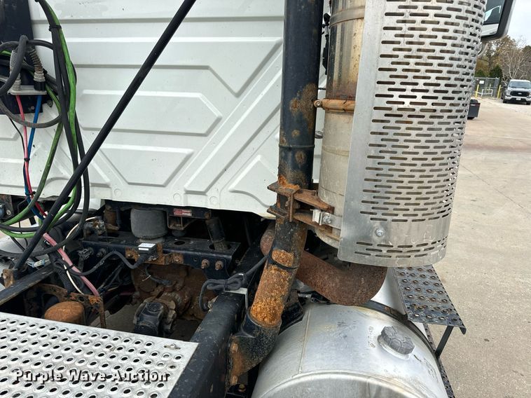 image for item EH7240 2013 International TranStar 8600 semi truck