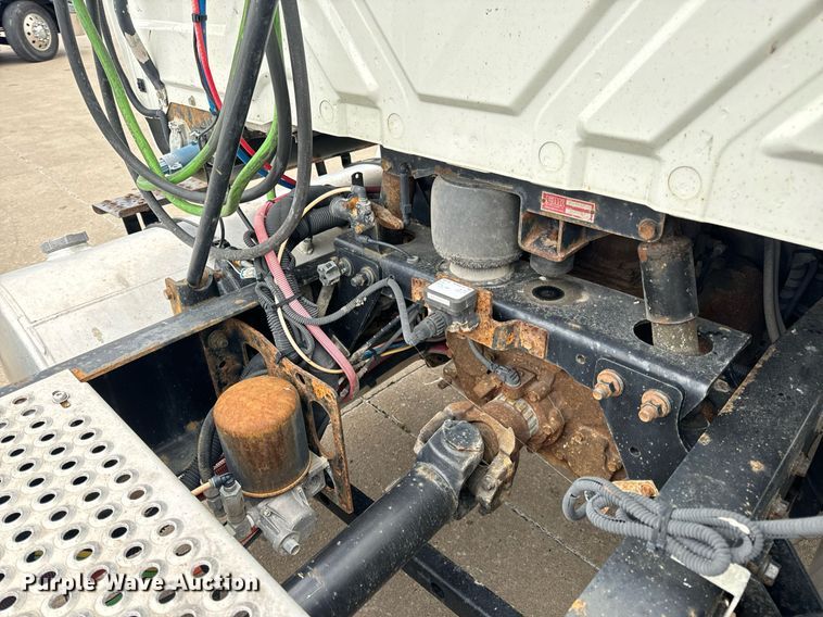 image for item EH7240 2013 International TranStar 8600 semi truck