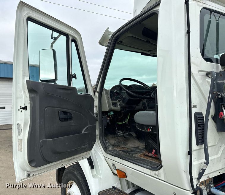 image for item EH7240 2013 International TranStar 8600 semi truck