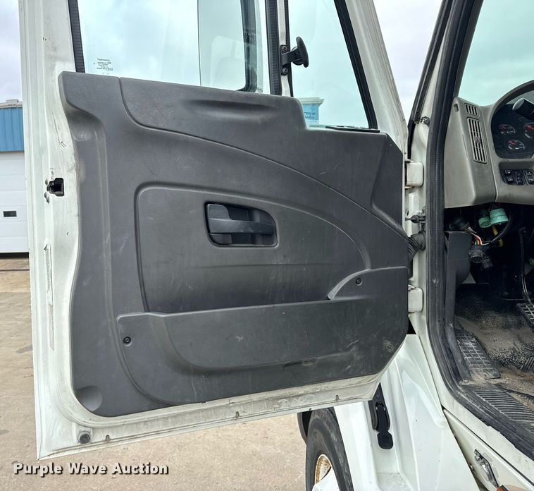 image for item EH7240 2013 International TranStar 8600 semi truck