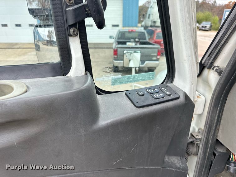 image for item EH7240 2013 International TranStar 8600 semi truck