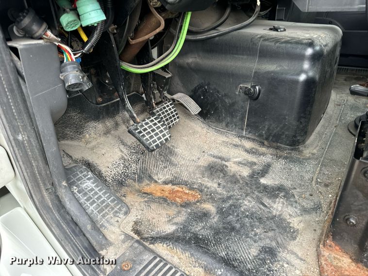 image for item EH7240 2013 International TranStar 8600 semi truck