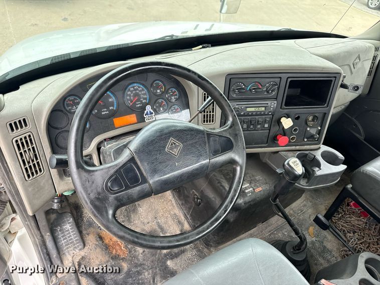 image for item EH7240 2013 International TranStar 8600 semi truck