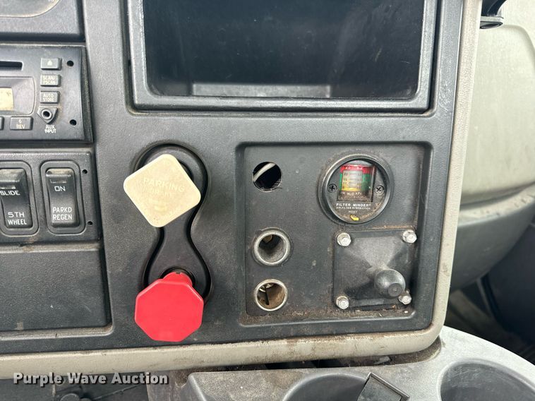 image for item EH7240 2013 International TranStar 8600 semi truck