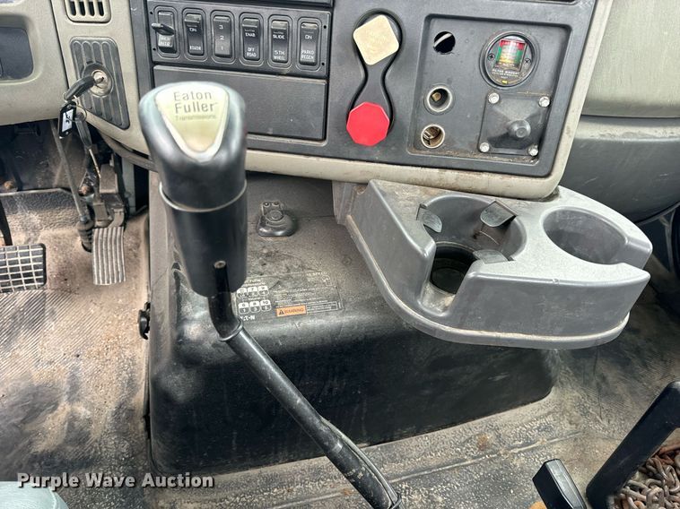 image for item EH7240 2013 International TranStar 8600 semi truck