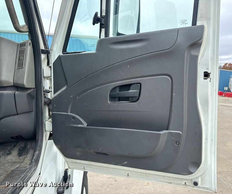 image for item EH7240 2013 International TranStar 8600 semi truck