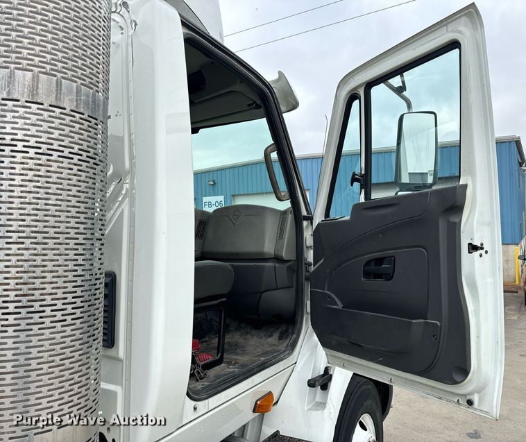 image for item EH7240 2013 International TranStar 8600 semi truck