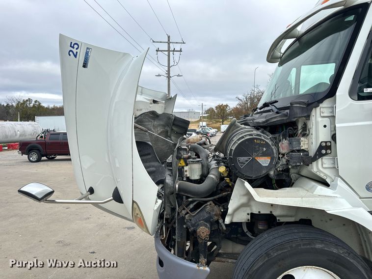 image for item EH7240 2013 International TranStar 8600 semi truck