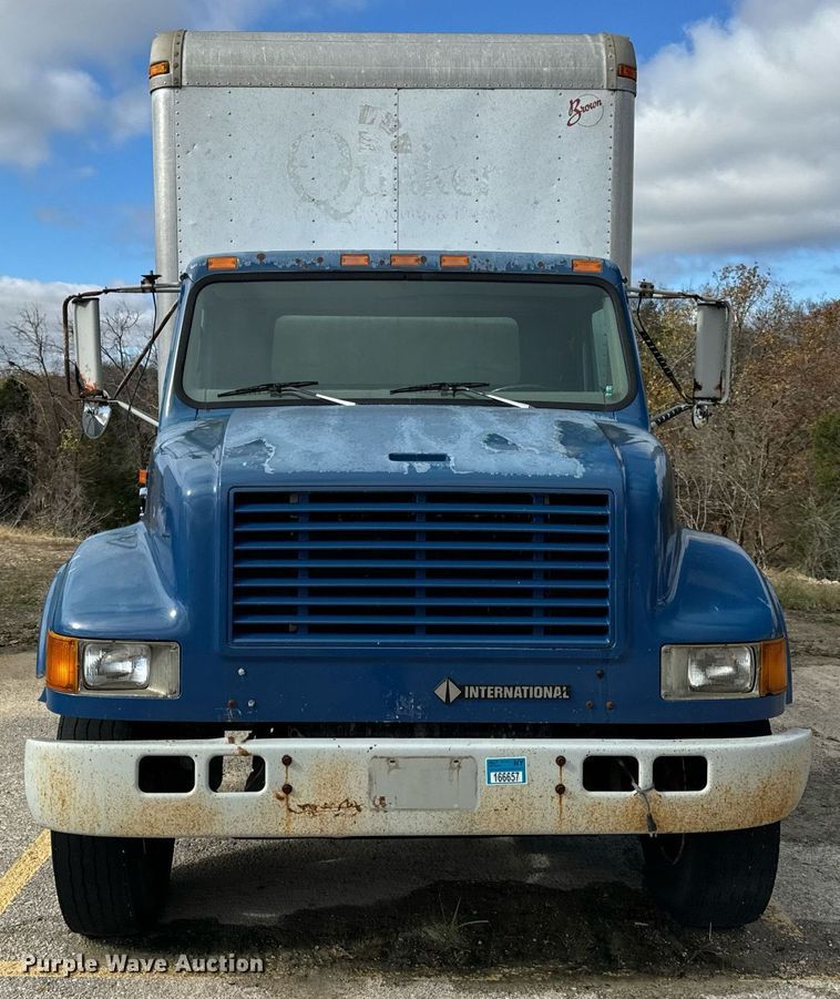 image for item EH7241 2000 International  4900 box truck