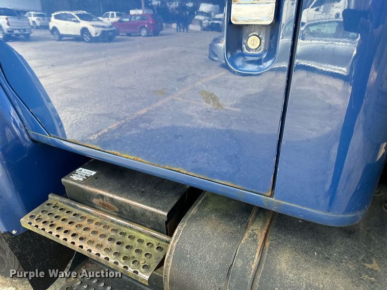 image for item EH7241 2000 International  4900 box truck