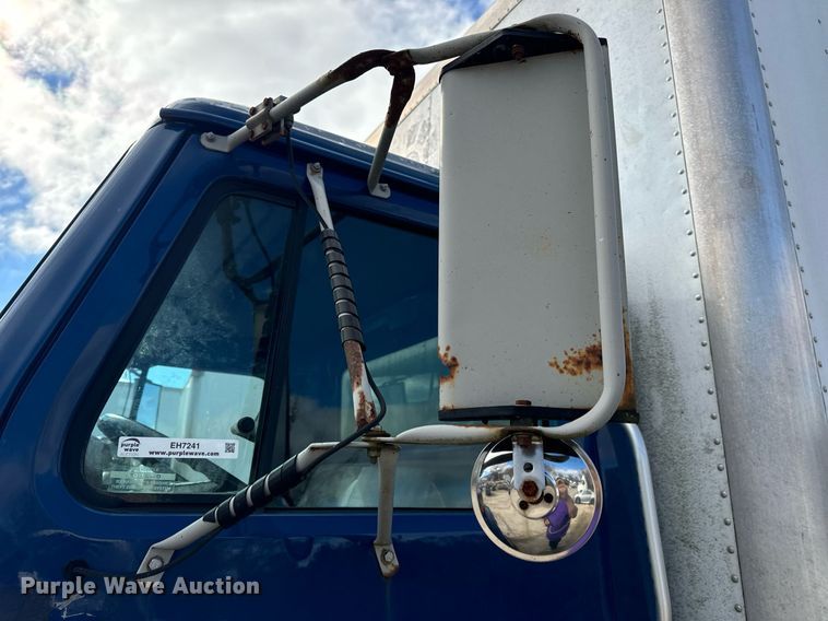 image for item EH7241 2000 International  4900 box truck