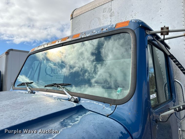 image for item EH7241 2000 International  4900 box truck