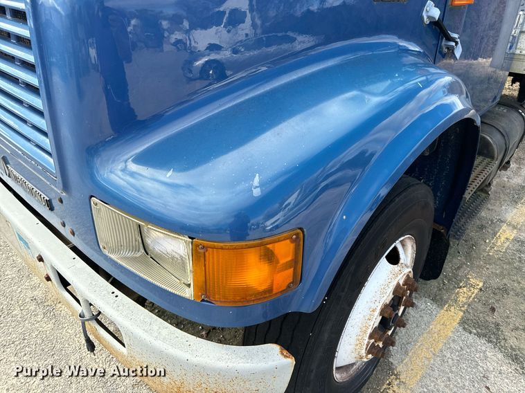 image for item EH7241 2000 International  4900 box truck