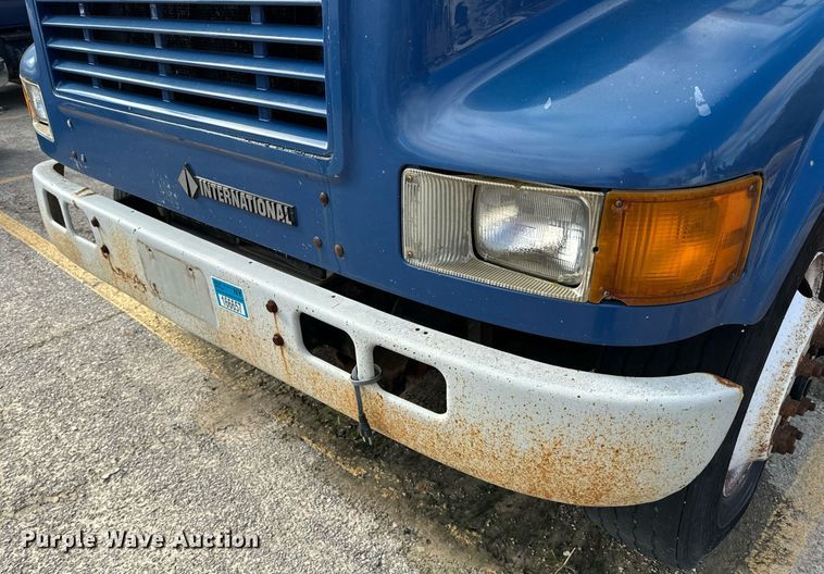 image for item EH7241 2000 International  4900 box truck